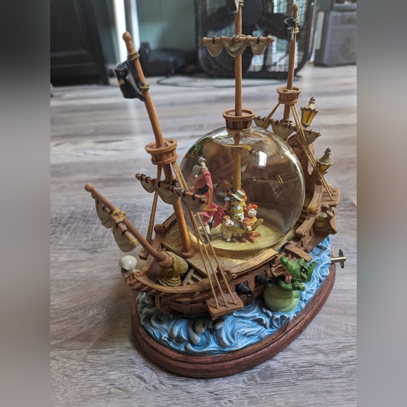 Rare Vintage Peter Pan And Captain Hook Musical Snow Globe - Picture 4 of 7